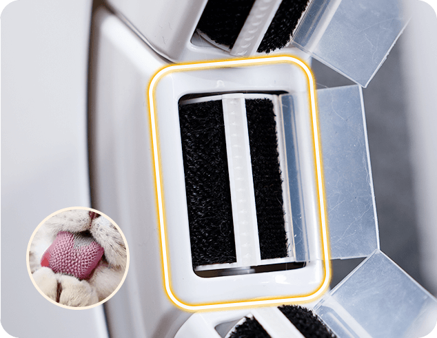 Close-up of PawSwing AutoComb's grooming edge with cat tongue texture for effective pet grooming.